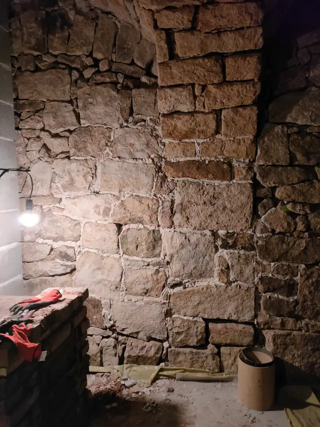 Mur z kamienia i cegły