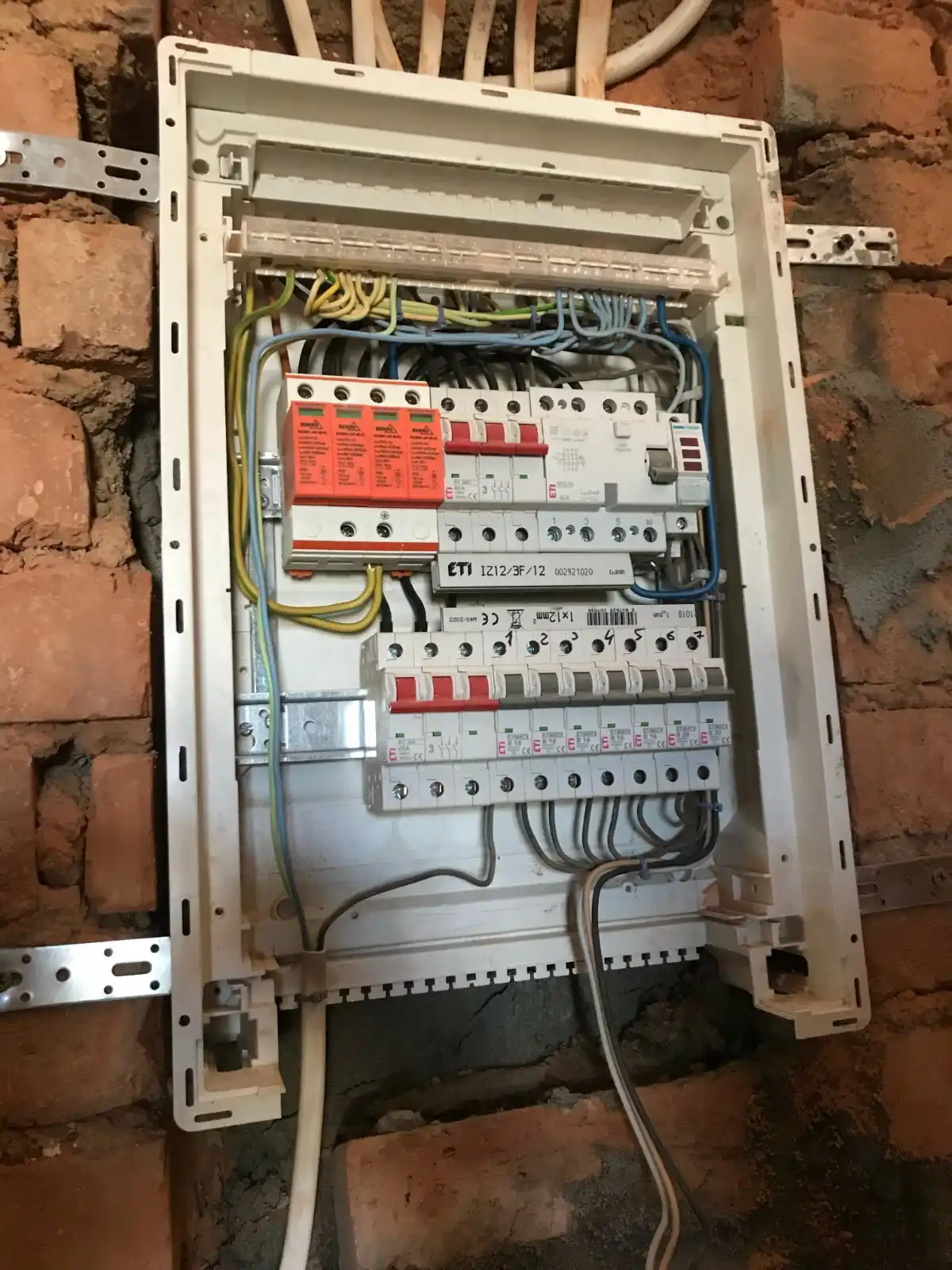 Rozdzielnica elektryczna — realizacja EH/A